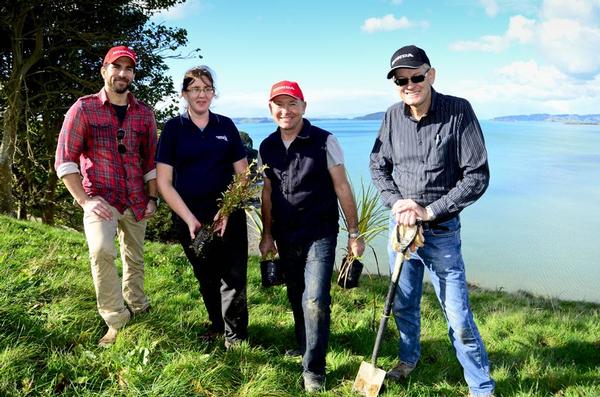 Picture l-r is actor, Jared Turner, Frances Hayton from Auckland Council, volunteer, Mark Boyd and Honda NZ Managing Director, Graeme Seymour.